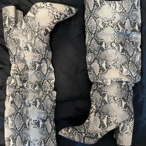 Black and White Knee High Snakeskin Heeled Boots Size 8